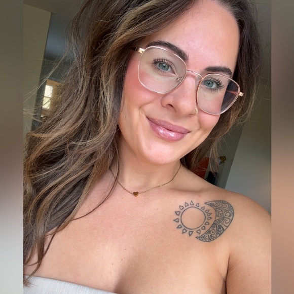 Meet your Posher, Taylor - Picture 1 of 4